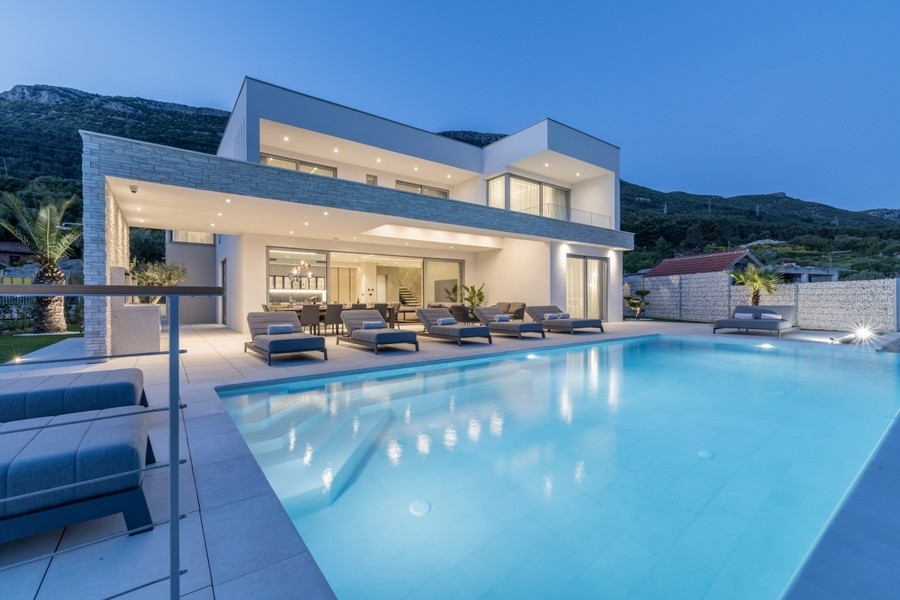 Villa de luxe moderne avec piscine à débordement et vue mer en Croatie