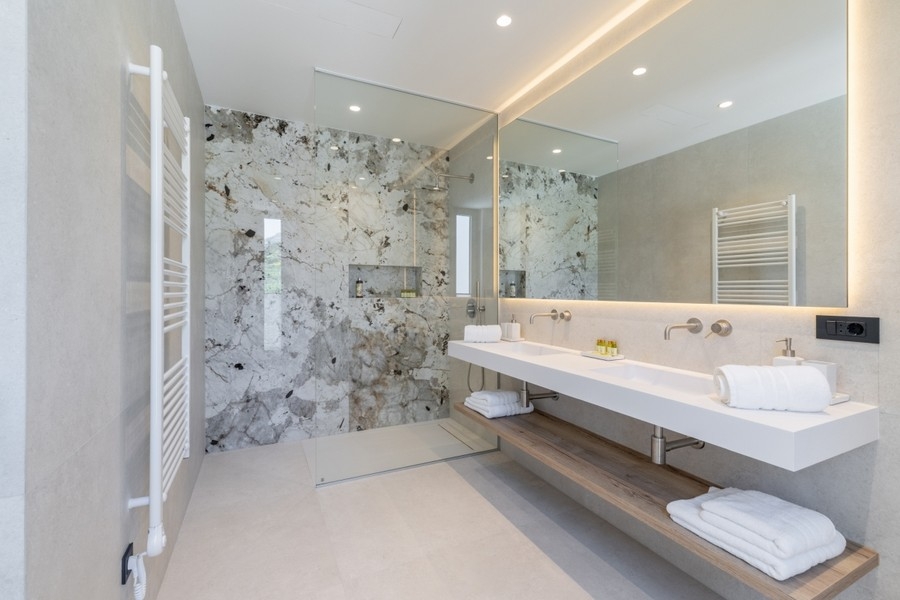 Salle de bains haut de gamme avec douche à l'italienne et pierre naturelle