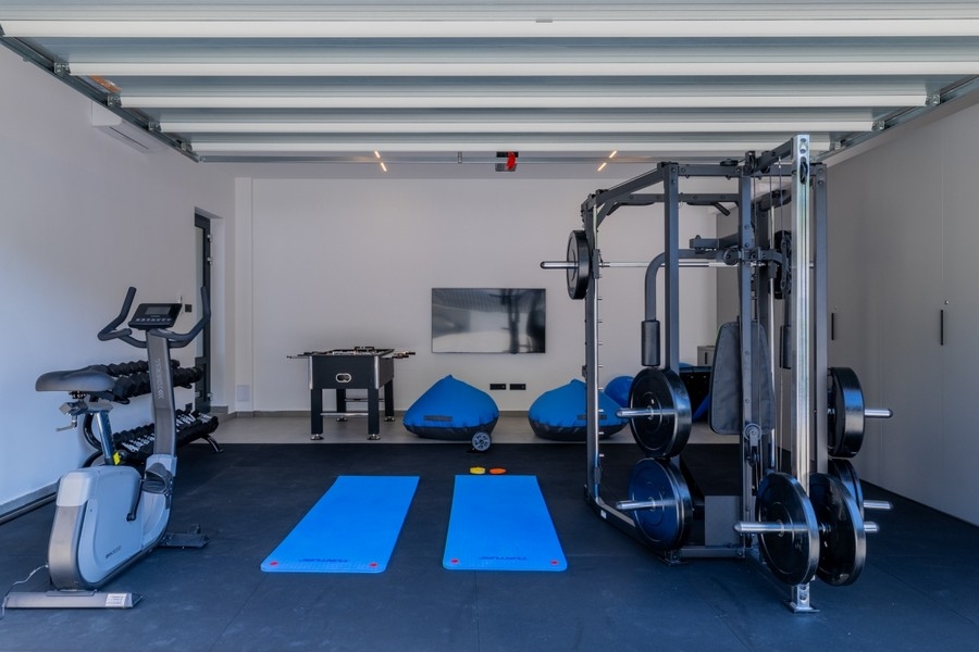Salle de sport et espace de loisirs dans une villa moderne en Croatie