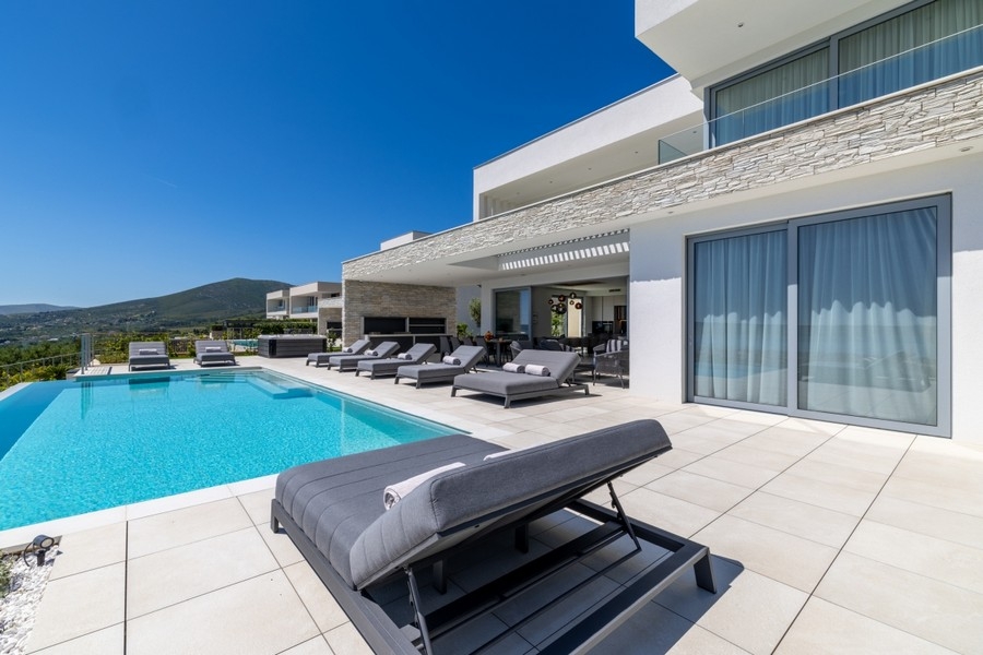 Solarium d'une villa exclusive avec piscine et vue mer