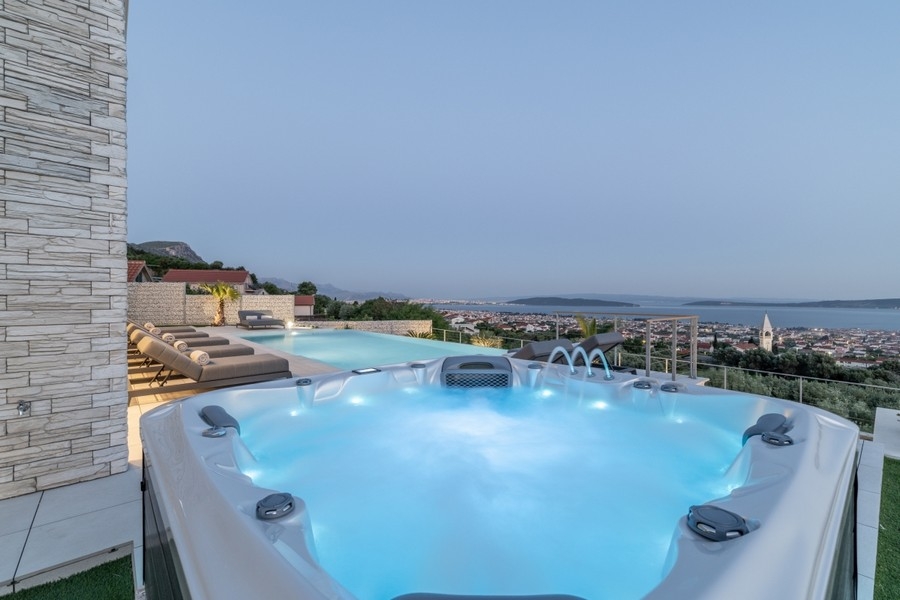 Jacuzzi avec vue mer à une villa moderne en Croatie
