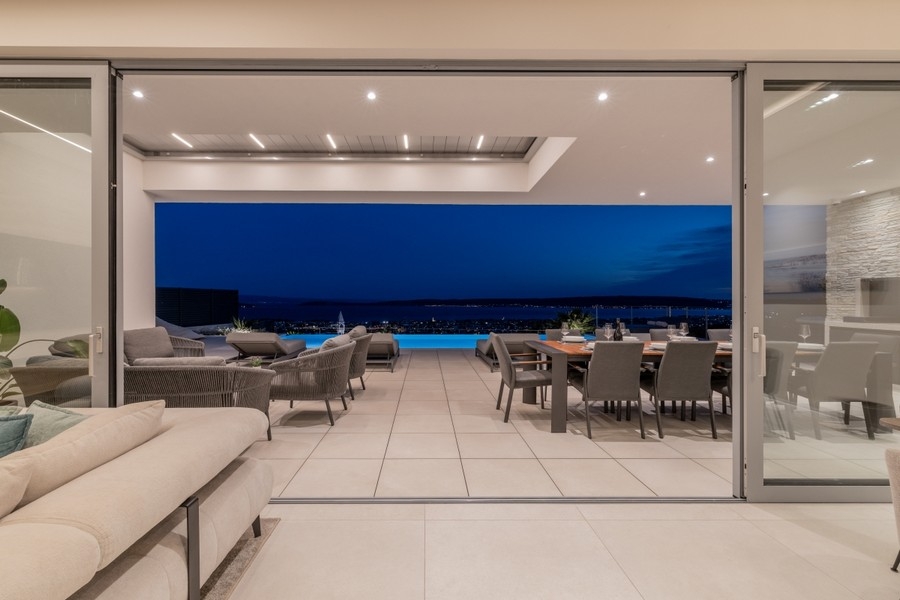 Terrasse couverte avec cuisine extérieure et vue mer