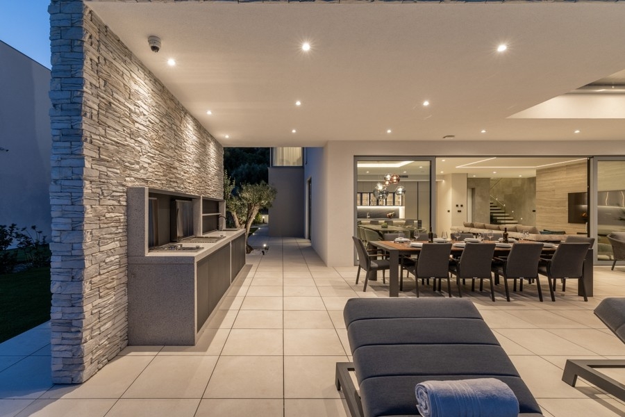 Villa de luxe avec cuisine extérieure et espace lounge en Croatie