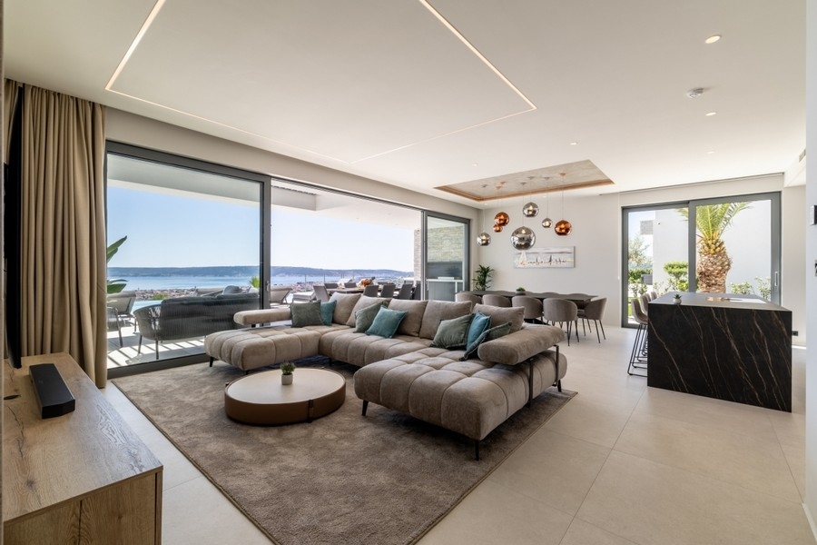 Séjour ouvert avec vue mer et cuisine design