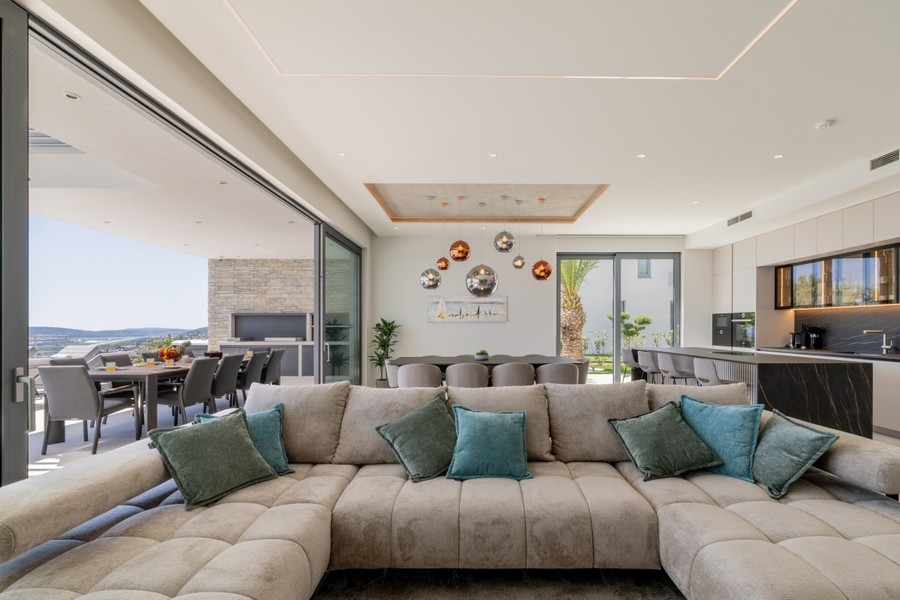 Salon moderne avec accès à la terrasse et vue mer