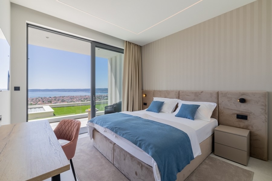 Chambre avec fenêtres panoramiques et vue mer