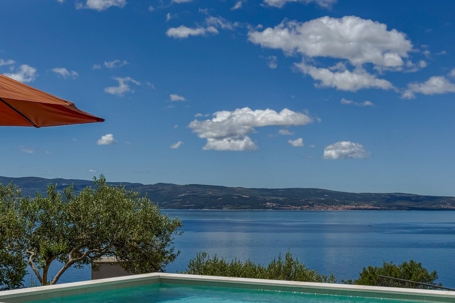 Piscine à débordement avec vue mer en Dalmatie