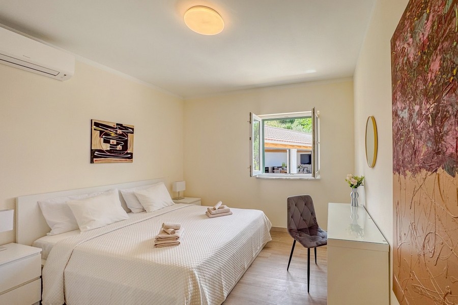 Chambre avec climatisation et décoration moderne