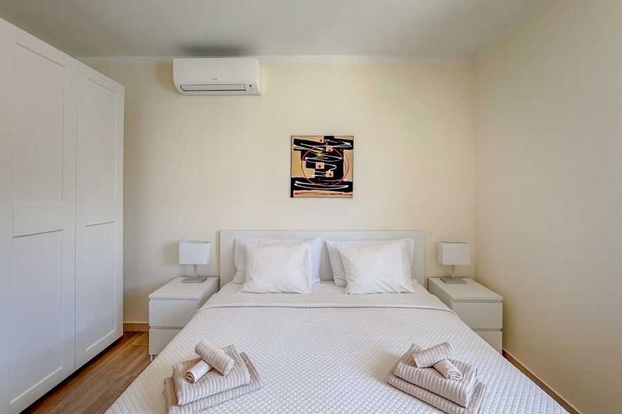 Chambre claire avec lit double