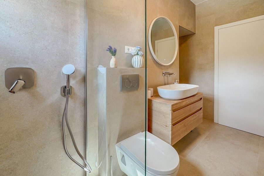 Salle de bains moderne avec douche à l'italienne