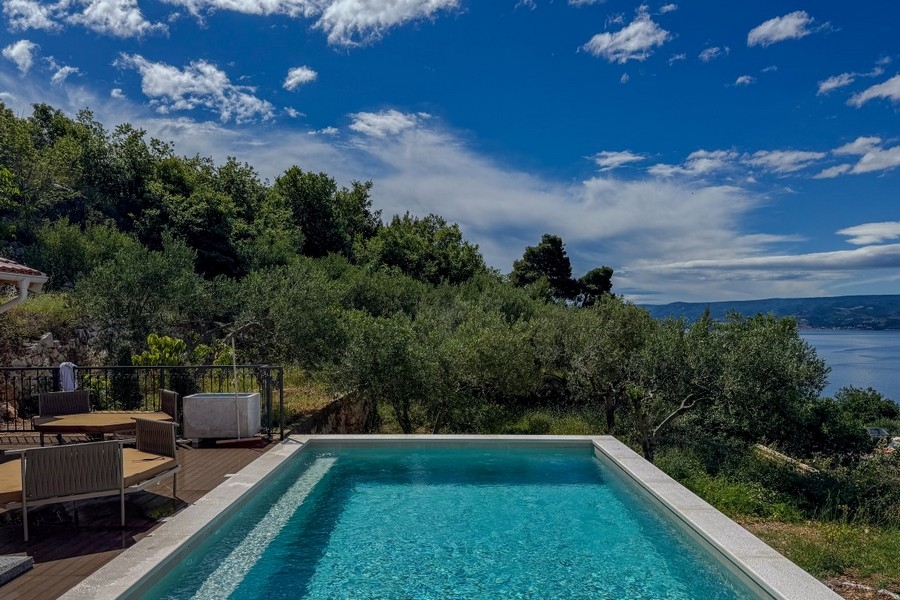 Piscine avec vue panoramique sur la côte adriatique