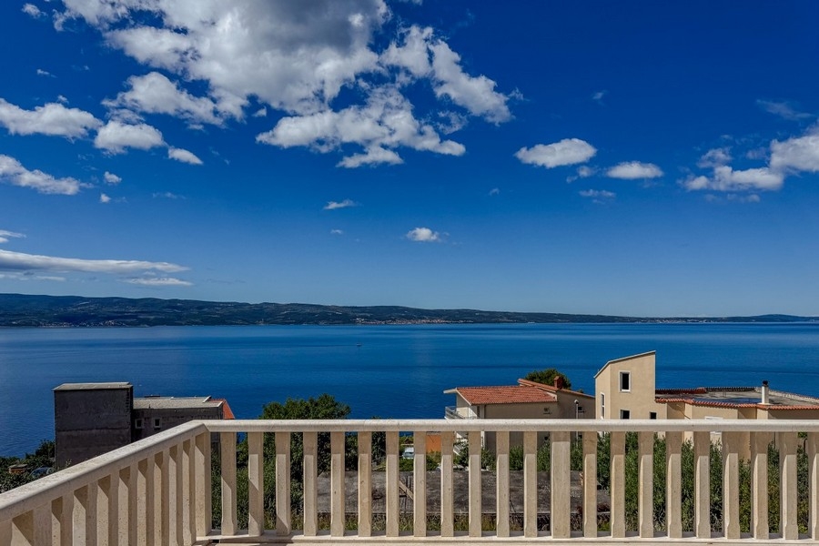 Terrasse avec vue dégagée sur la mer