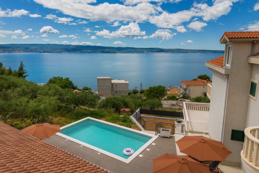 Espace piscine avec vue mer et solariums