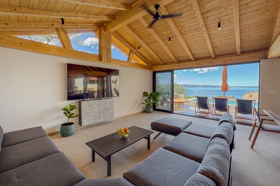 Salon avec grandes façades vitrées et vue mer
