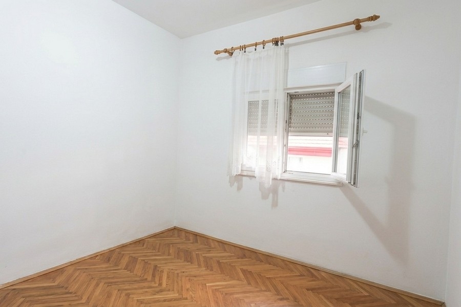 Pièce vide avec parquet