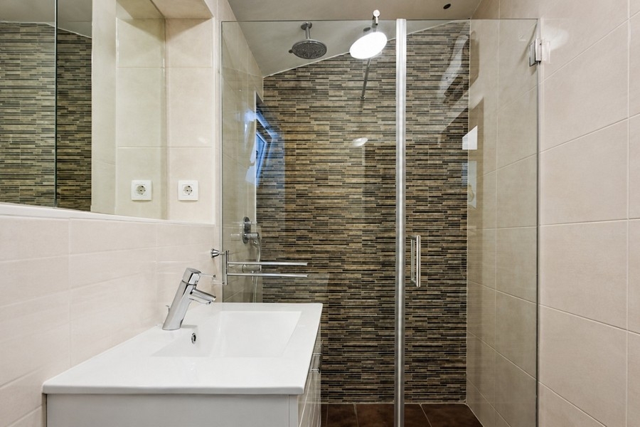 Salle de bains moderne avec douche