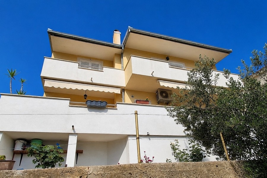 Façade de la maison avec terrasses du bien H3951 à Split
