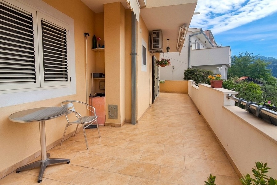 Vaste terrasse avec vue