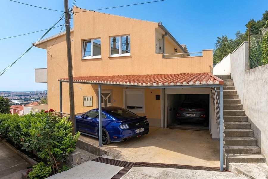 Maison avec garage et places de stationnement