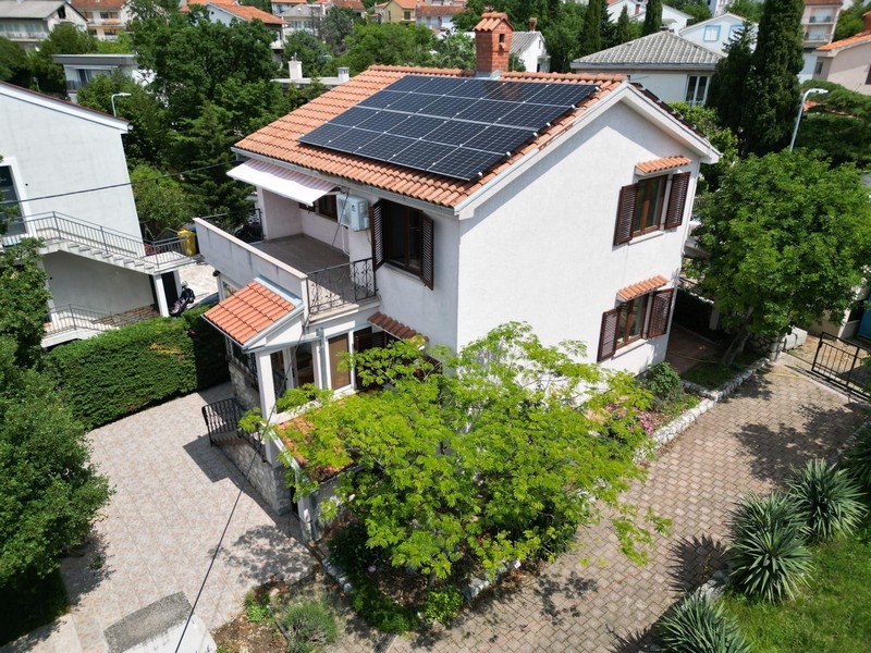 Maison avec installation solaire et jardin en Croatie