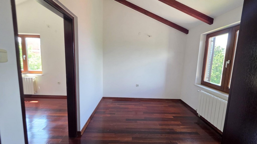 Chambre avec parquet et fenêtre