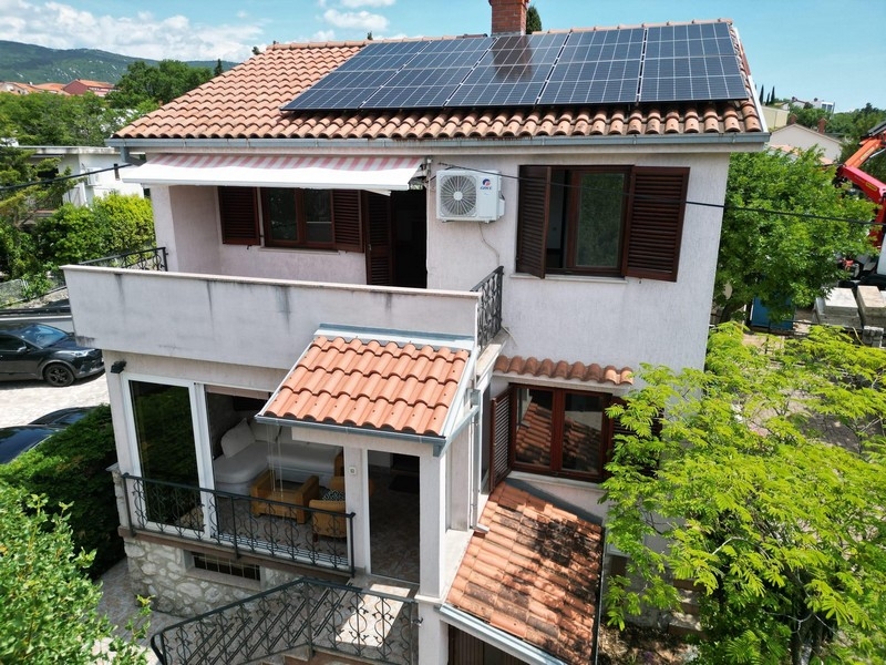 Maison d'habitation avec balcon et panneaux solaires