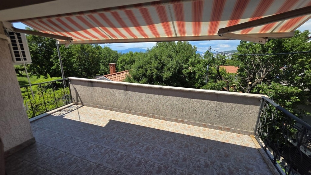 Terrasse avec vue sur la verdure près de la mer
