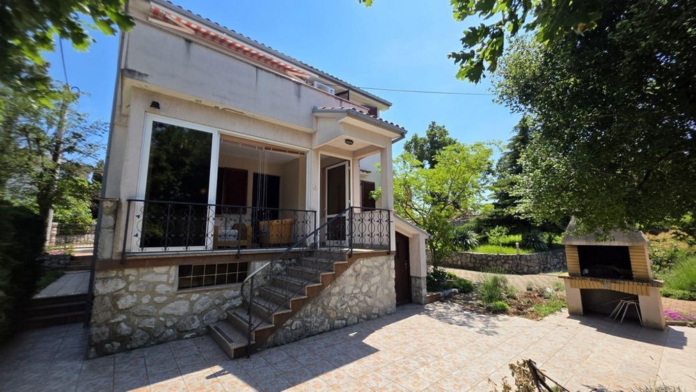 Maison avec espace barbecue et terrasse