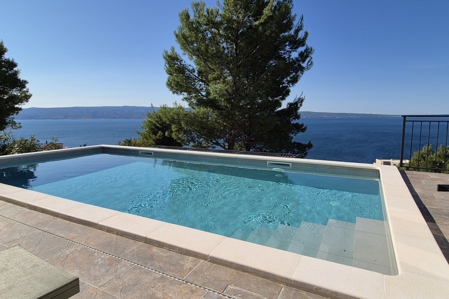 Bien de luxe avec piscine à débordement et vue panoramique sur la mer