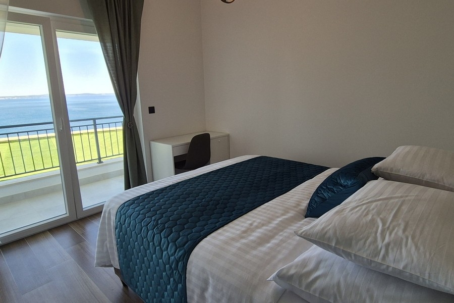Chambre claire avec balcon et vue mer