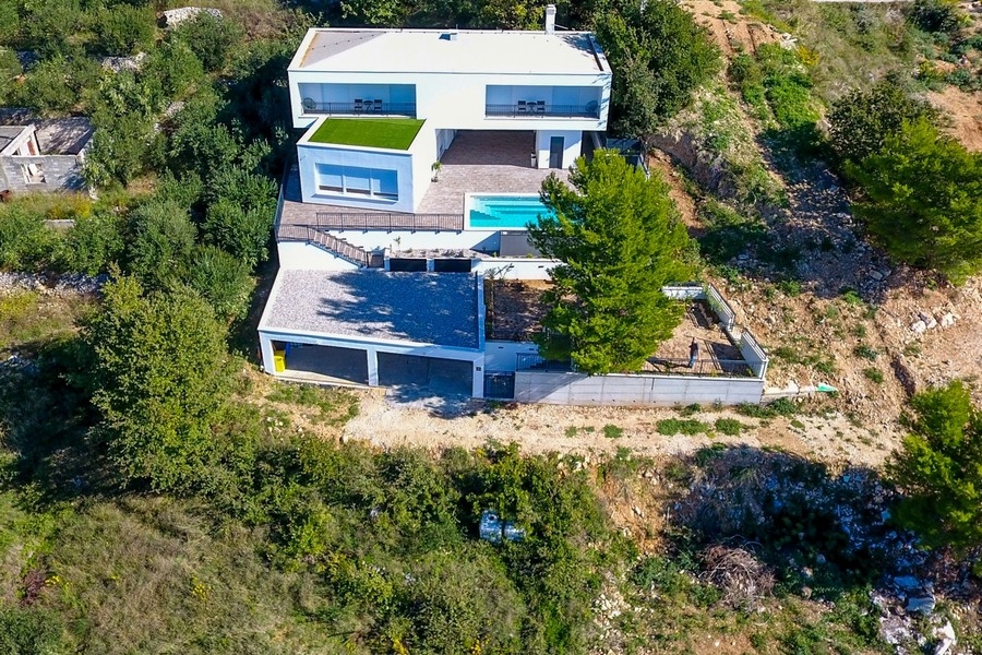 Villa moderne avec piscine et vue mer en Croatie, sur la riviera d'Omis