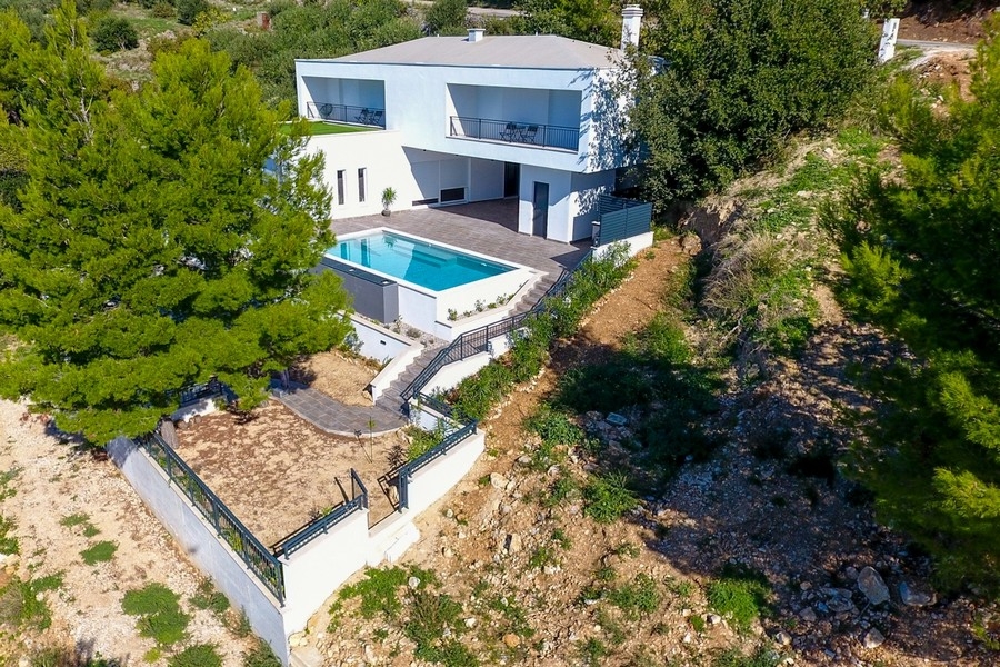 Villa sur terrain en pente avec piscine et vue mer