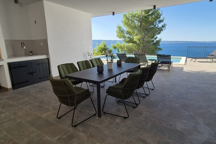 Terrasse couverte avec cuisine extérieure et vue sur la mer