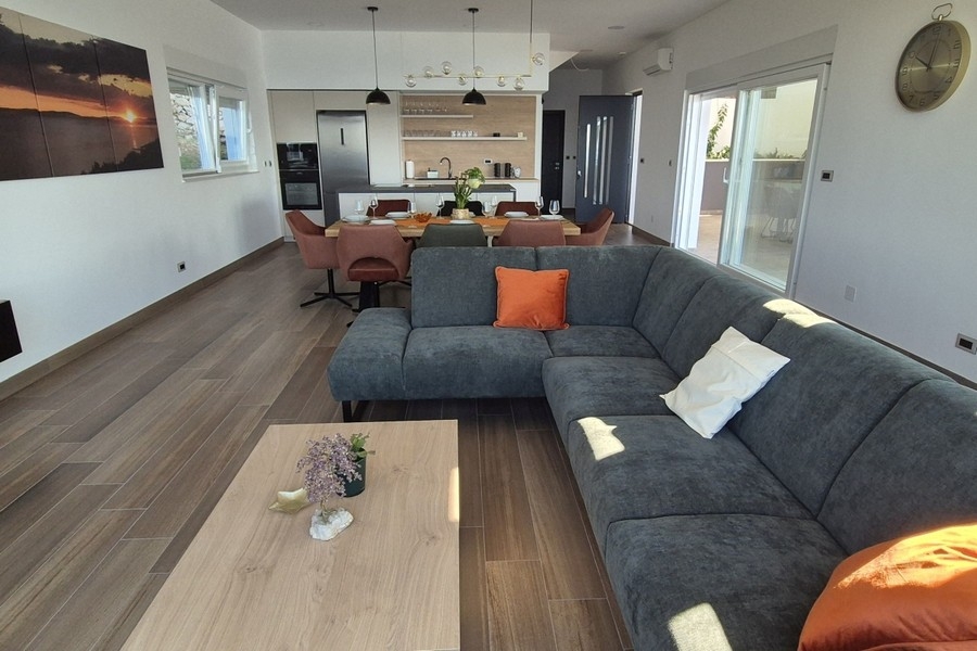 Séjour ouvert avec cuisine et décoration moderne