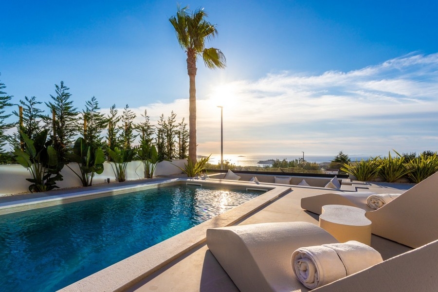 Espace piscine moderne avec vue mer dans une villa de luxe