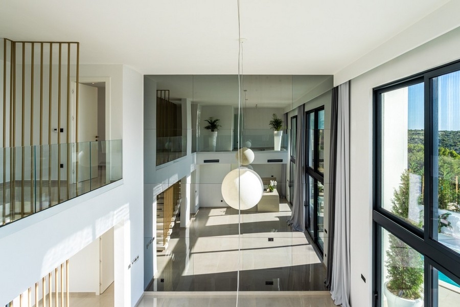 Galerie moderne avec architecture intérieure haut de gamme