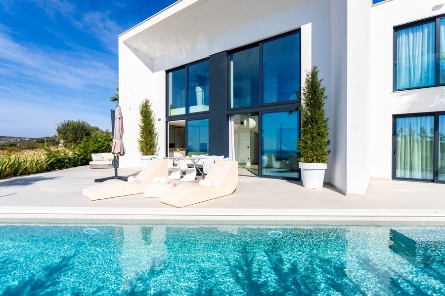 Villa de luxe moderne avec piscine et grande terrasse