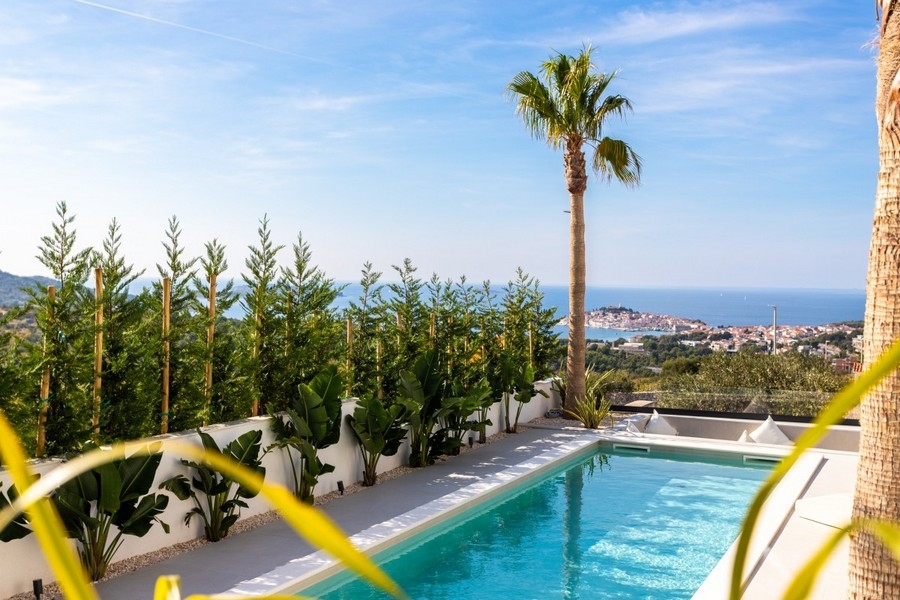 Terrasse de la piscine avec vue panoramique sur la côte