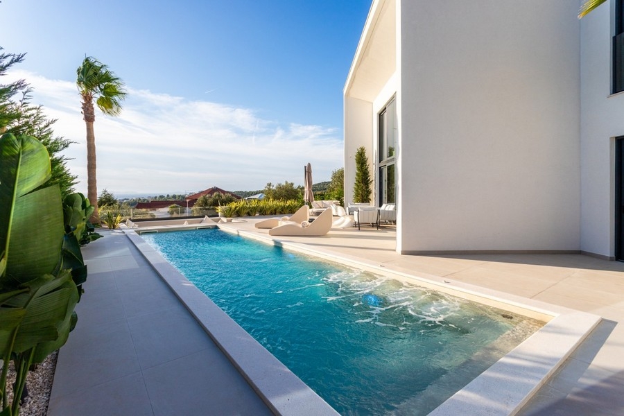Piscine avec fonction jacuzzi et solarium
