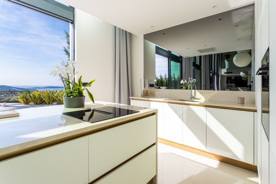 Cuisine moderne avec vue mer et îlot
