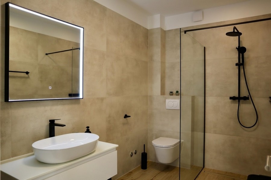Salle de bains claire avec douche à l'italienne