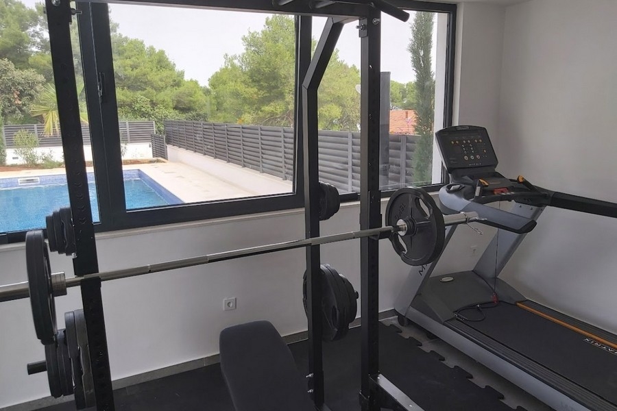 Salle de sport avec vue sur la piscine