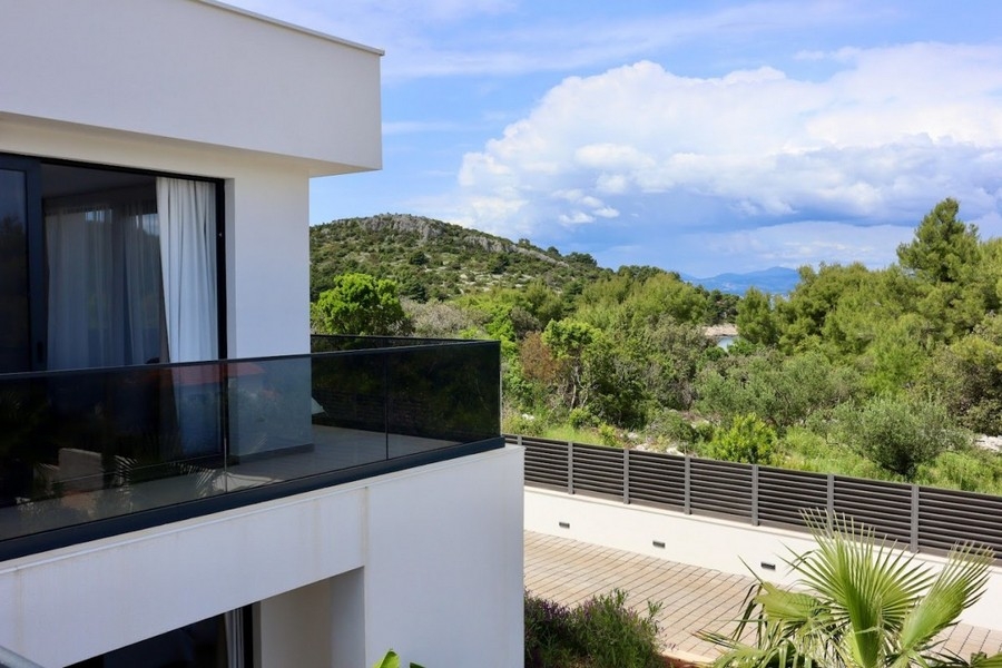 Villa neuve avec vaste espace extérieur