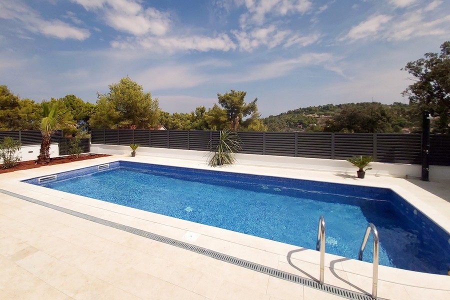 Villa avec terrasse de la piscine et vue mer