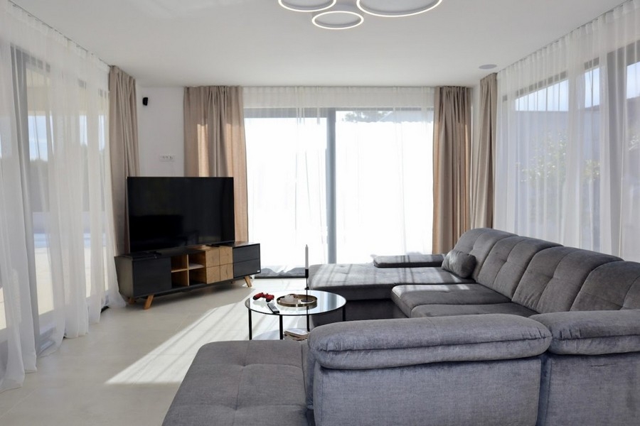 Séjour ouvert avec décoration moderne