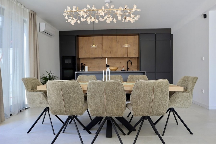Coin repas avec cuisine design et beaucoup de lumière du jour