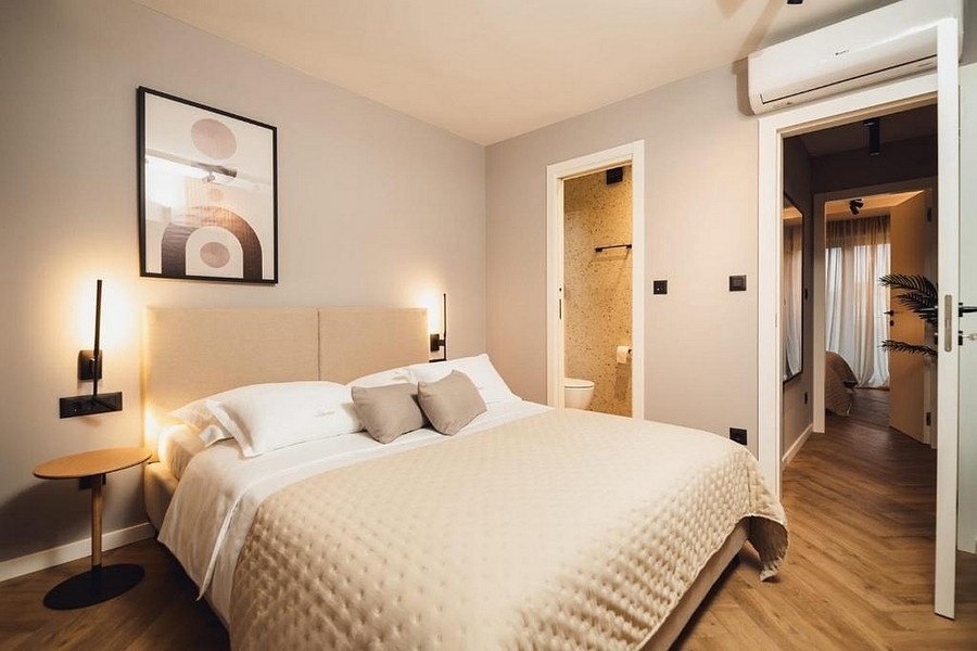 Chambre avec salle de bains moderne