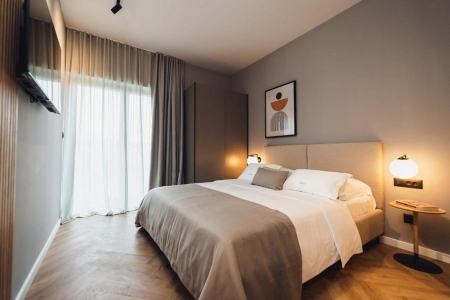 Chambre claire avec accès à la terrasse