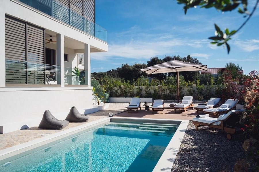 Piscine et solarium d'une villa de luxe