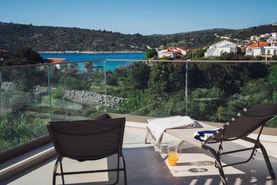 Vue mer depuis la terrasse d'une villa en Dalmatie